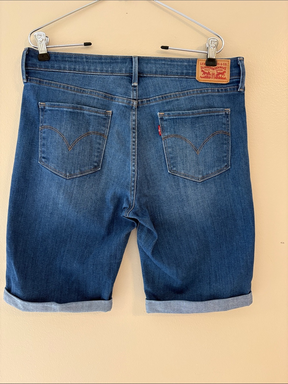 Levi’s Women’s Denim Bermuda Shorts Size 30 Medium Wash Cuffed